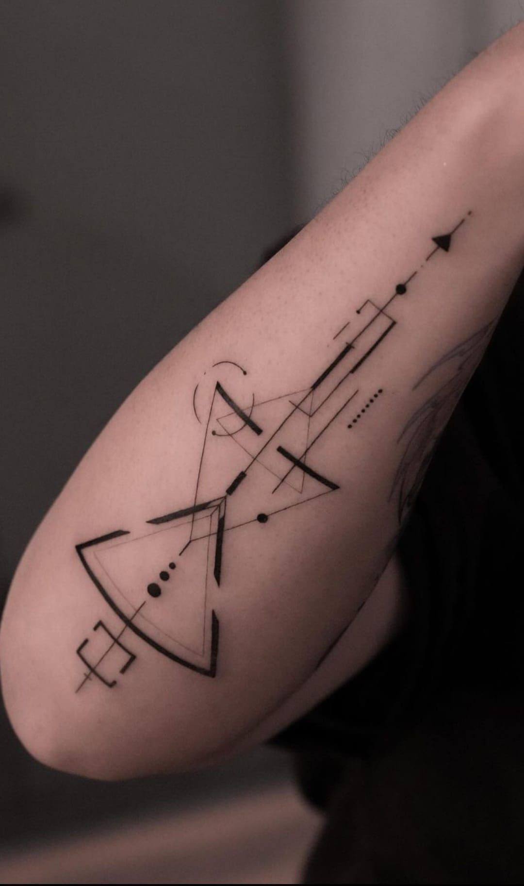 Геометрия в татуировке: от сакральных символов до современного арта