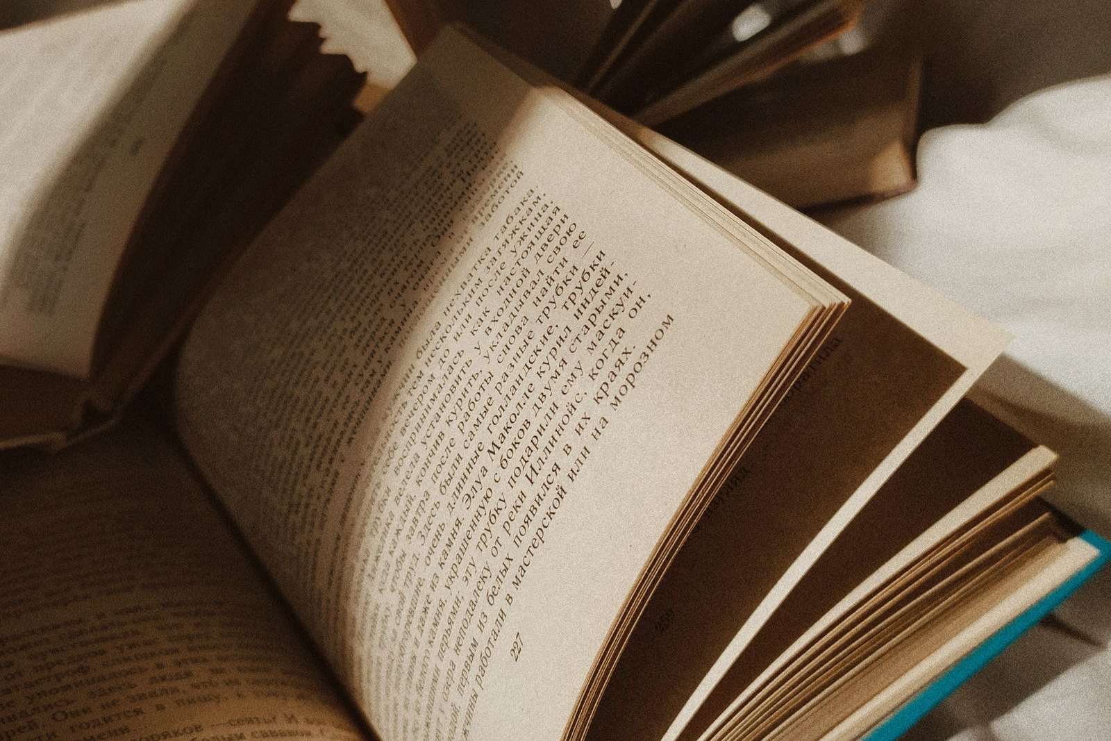 Тату книга: значение открытой и закрытой, цитата и стопка томов