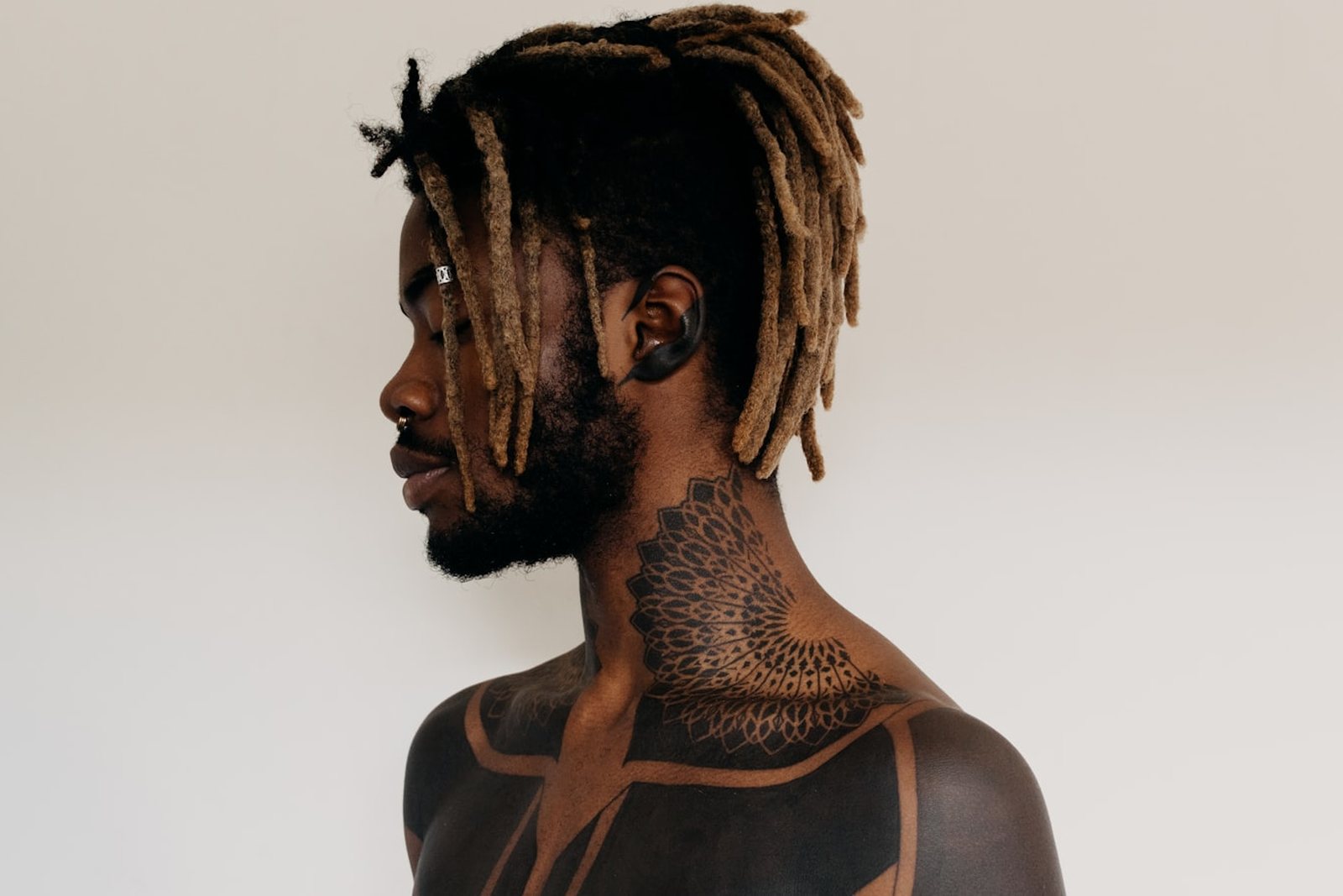 Тату на шее сзади: что там держится, а что расплывается